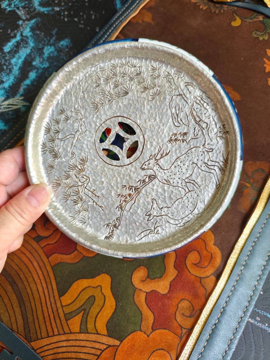 Deer & Coin Tin-Lid Hucheng — Ceramic Base