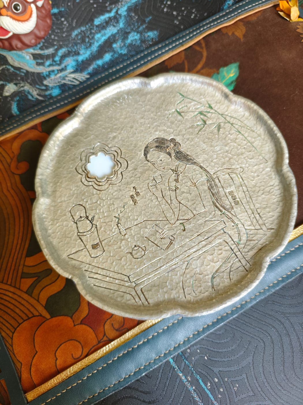 Lady at Tea Tin-Lid Hucheng — Ceramic Base