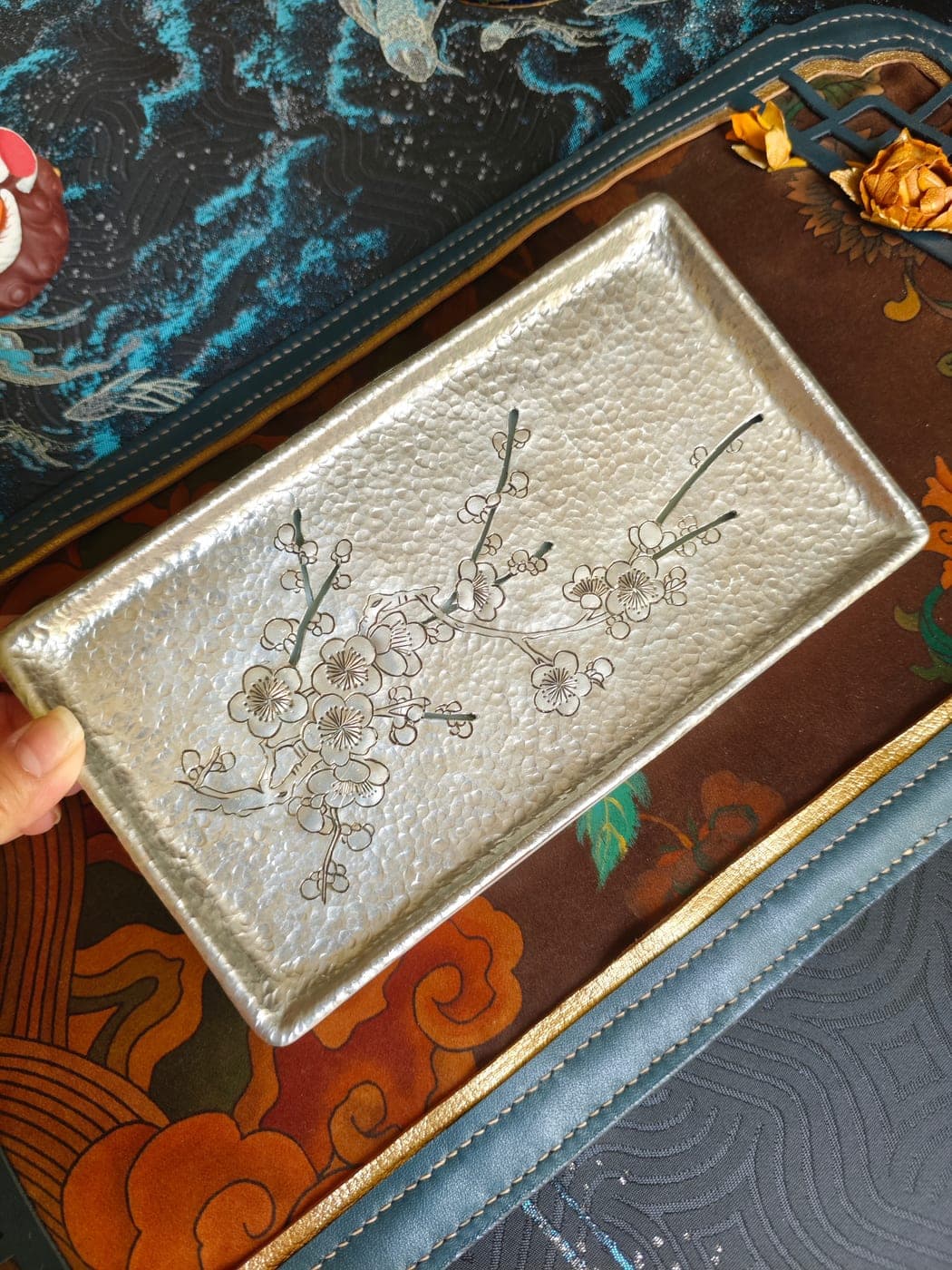 Plum Branch Tin-Lid Hucheng — Ceramic Base