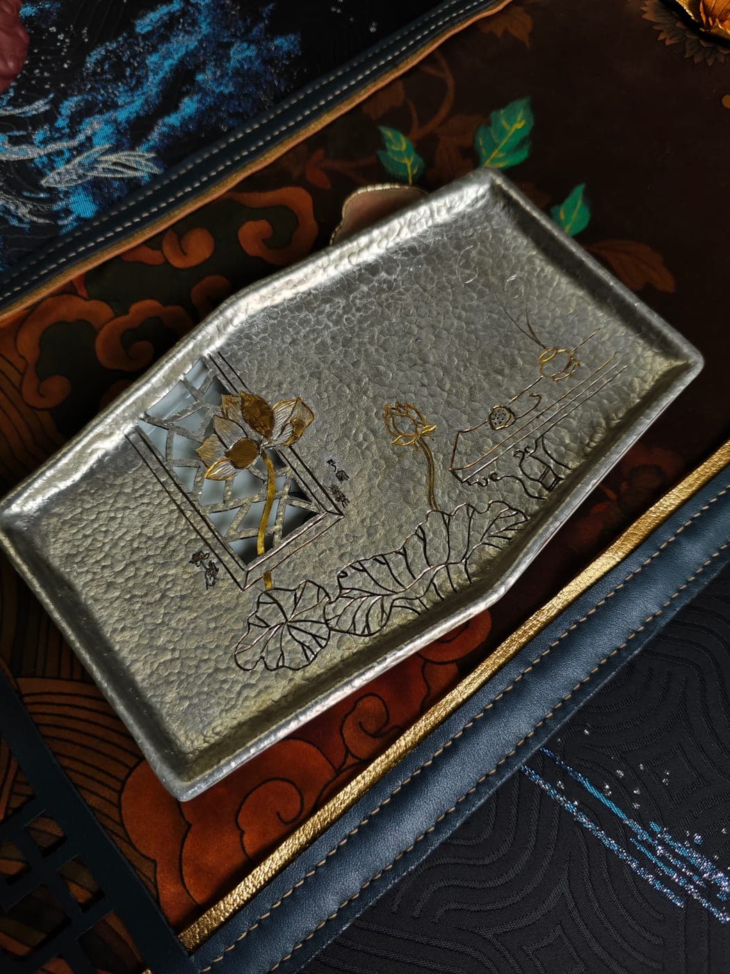 Summer Lotus Tin-Lid Hucheng — Ceramic Base